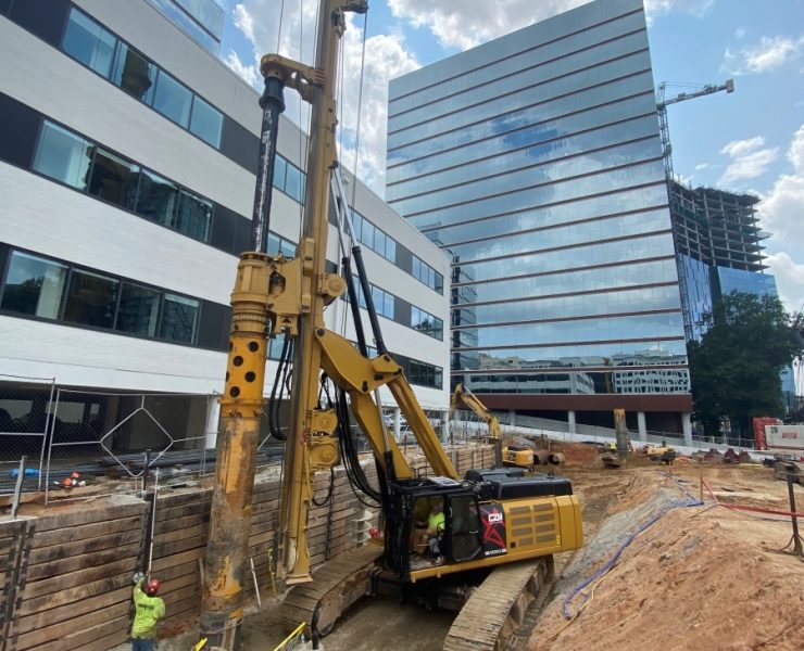 The EK260LS is mounted on a Caterpillar 352 Tier IV Final, with extendable crawlers for 360-degree stability.