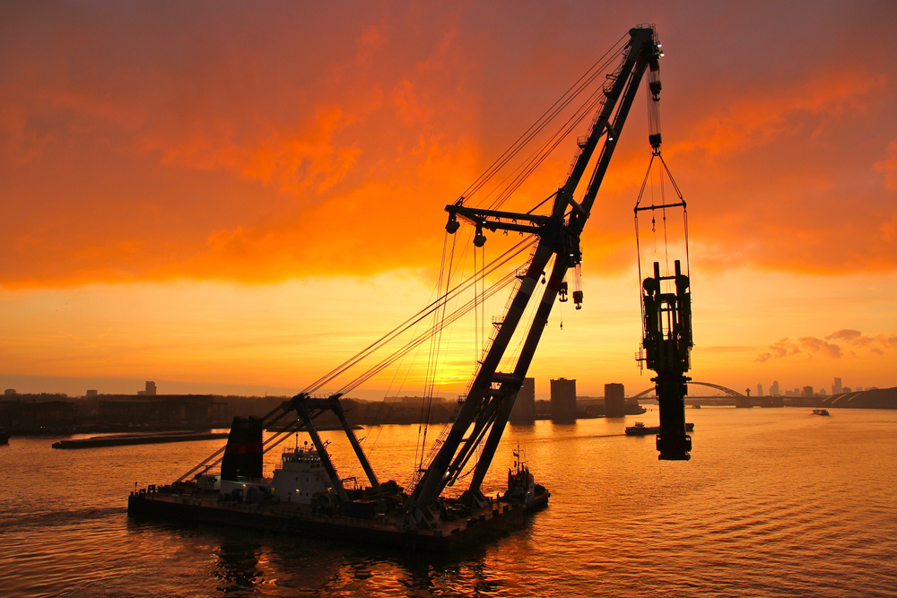 Modern marine logistics integrates digital tracking, vessel monitoring, and predictive weather analysis to anticipate disruptions before they occur. This technology-driven approach helps construction teams maintain productivity even in unpredictable marine environments.