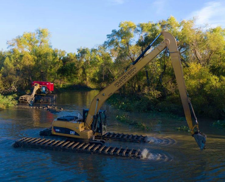 Amphibious excavators operate efficiently on both land and water, thanks to their buoyant pontoons and powerful undercarriage. They’re built for dredging, shoreline restoration, and wetland projects where regular excavators can’t reach. Photo Credit: EIK Solutions