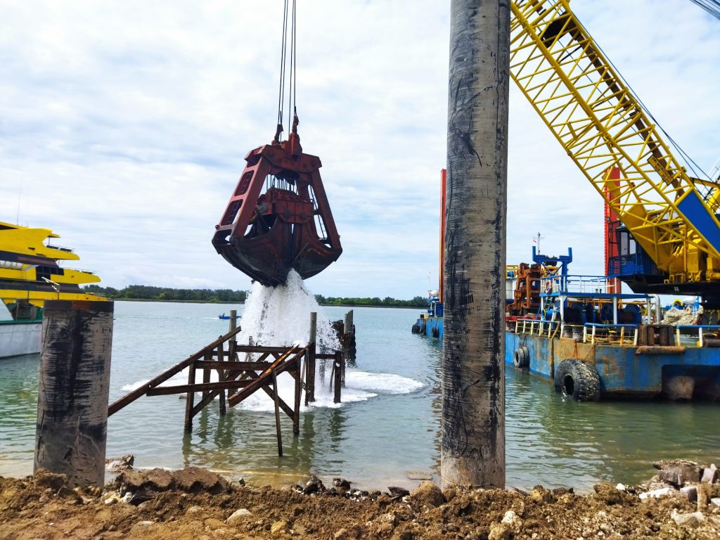 Dredge pumps are designed to move high concentrations of sand, silt and slurry with minimal clogging. Their heavy duty construction allows them to operate in abrasive environments for long periods.