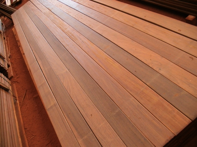 Ipe is documented as exceptionally strong and durable, and its stability makes it a reliable choice for exterior structures that face moisture, heavy use and changing environmental conditions. Because it is used in naval construction, hydraulic works and decking, it fits naturally into marine and coastal infrastructure projects where long service life is essential. Photo Credit: South America Lumber