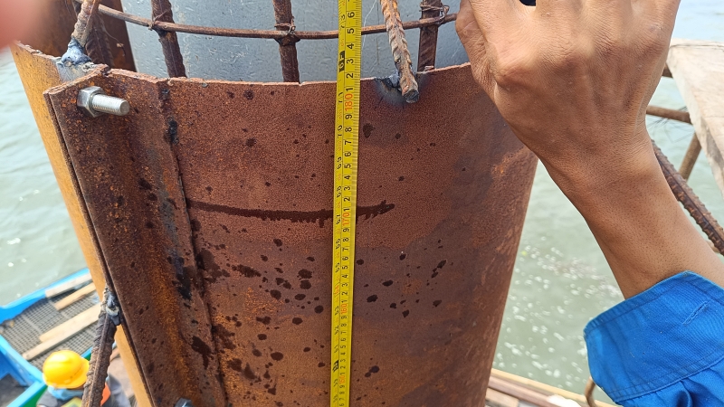 On site beveling improves weld quality because crews can check alignment and fit up in real time. This results in more consistent joint geometry and fewer defects in piles exposed to demanding marine conditions.