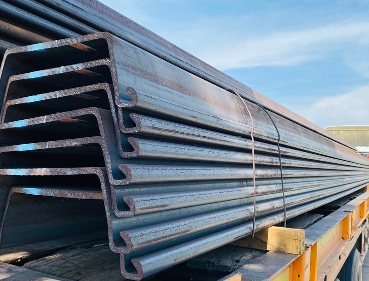 Steel sheet piles are engineered to resist both lateral earth pressure and hydrostatic forces in demanding marine and inland environments. Their interlocking design allows contractors to create strong retaining structures in tight or unstable sites.