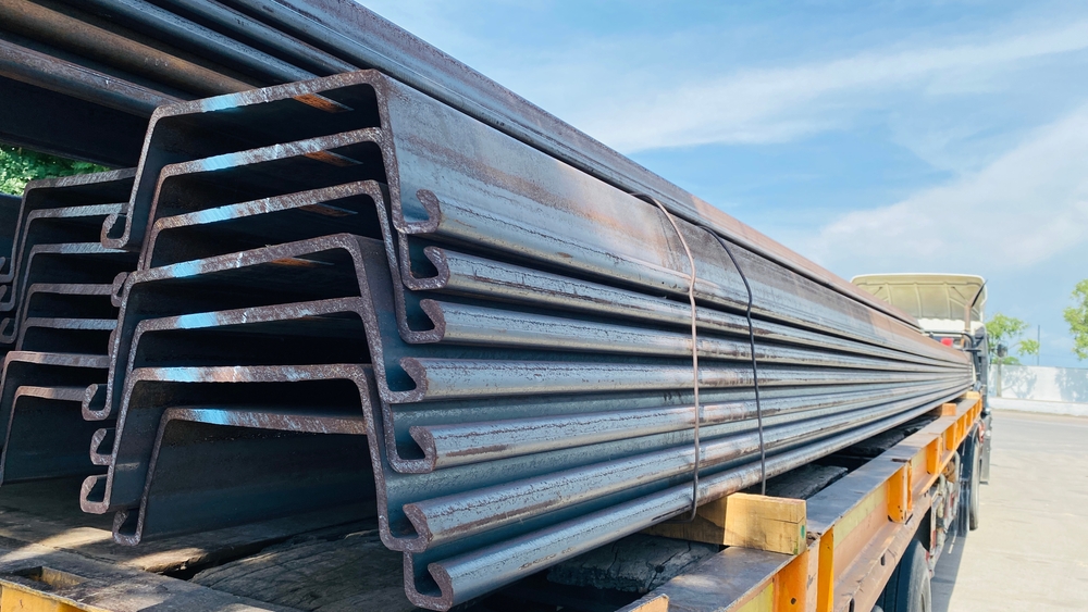 Steel sheet piles are engineered to resist both lateral earth pressure and hydrostatic forces in demanding marine and inland environments. Their interlocking design allows contractors to create strong retaining structures in tight or unstable sites.