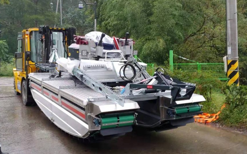 Waterfront piling often requires access across shallow water and unstable ground. Amphibious machines can transition between land and water, reducing the need for temporary access roads or floating platforms. Photo Credit: Mobitrac-USA