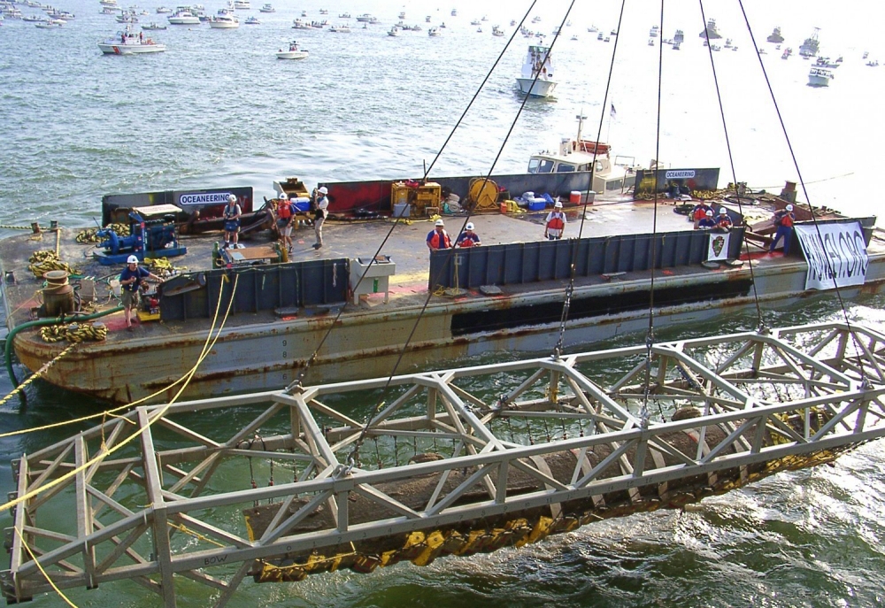 Marine crane rigging systems must account for dynamic forces caused by waves, wind, and vessel movement. These forces can significantly increase loading compared to static land-based lifts. Photo Credit: Charleston's Rigging