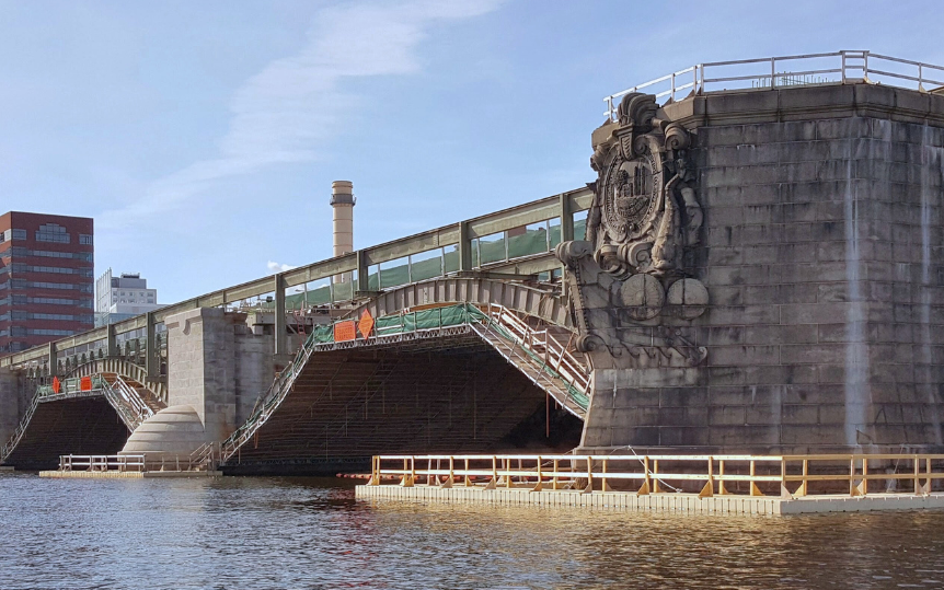 Using floating work platforms minimizes direct seabed disturbance compared to temporary land access methods. This makes them suitable for projects in environmentally sensitive or regulated marine areas. Photo Credit: FWM Inc.