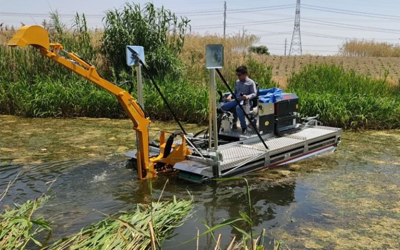Soft soils such as silt, clay, and peat are common near shorelines and have low load bearing capacity. Amphibious equipment distributes weight over a larger surface area, reducing soil disturbance during pile installation. Photo Credit: Mobitrac-USA