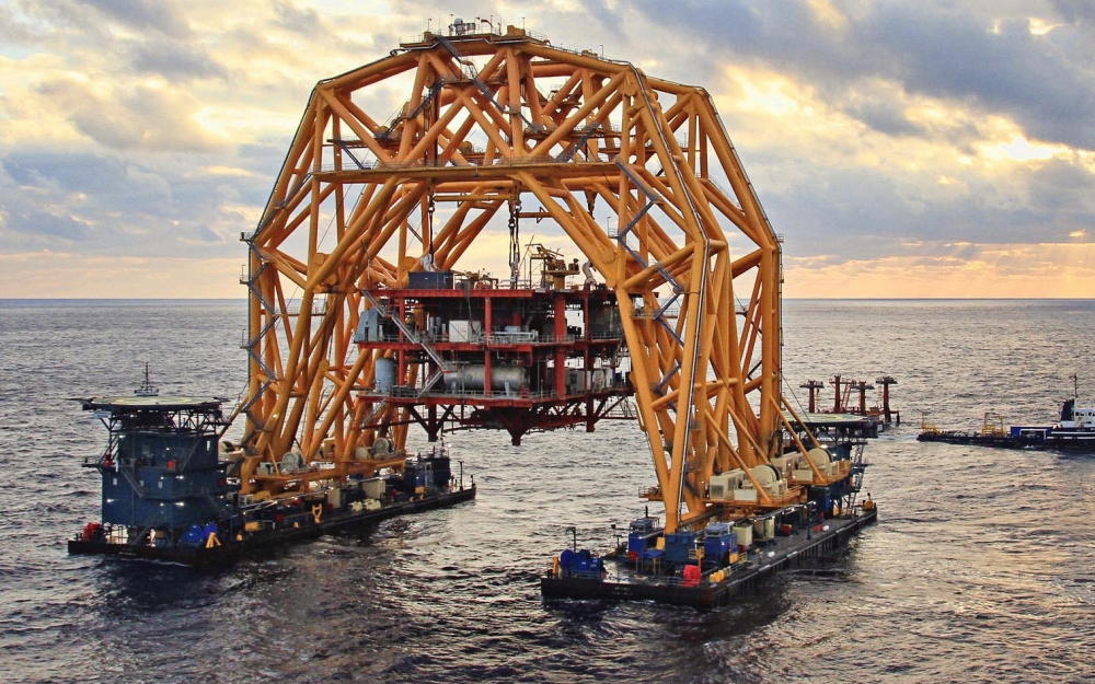 Deck mounted propulsion packages allow pile driving barges to maneuver without tug support. This improves project speed and reduces dependency on external vessels. Photo Credit: Thrustmaster of Texas, Inc.