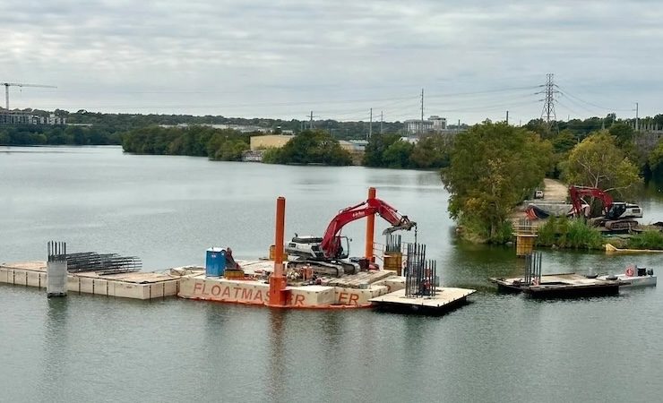 Deck mounted barges carry propulsion units directly on the deck, which allows operators to convert standard barges into self propelled platforms without modifying the hull. These systems are widely used in marine construction because they provide controlled maneuvering in shallow or restricted waterways. Photo Credit: Thrustmaster of Texas, Inc.