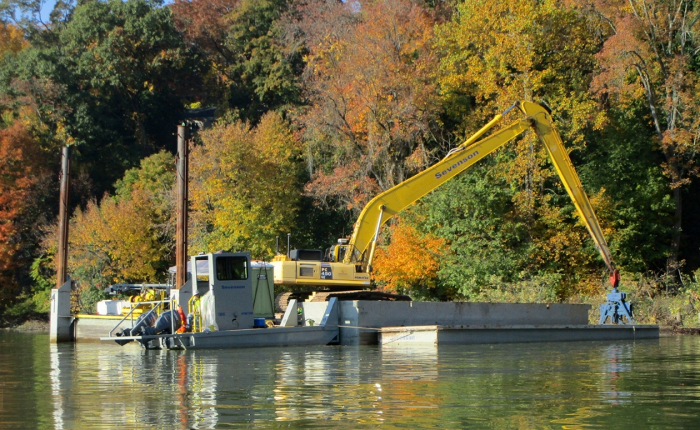Many dredging projects combine hydraulic and mechanical techniques to address varying sediment conditions and regulatory requirements. Hybrid approaches help balance efficiency, accuracy, and environmental protection in complex coastal cleanups. Photo Credit: Sevenson Environmental Services