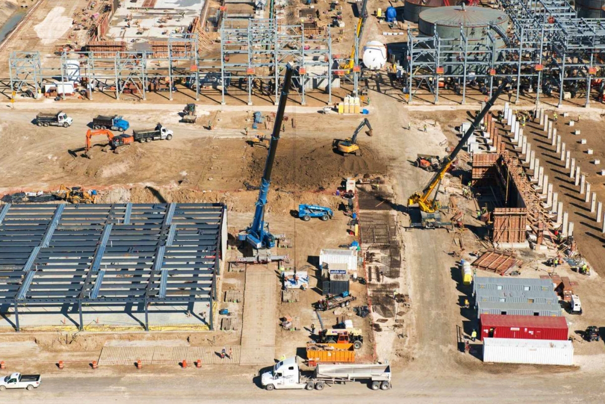 Properly designed mat systems reduce ground bearing pressure by spreading concentrated crane and piling loads over a wider surface area. This helps prevent excessive settlement and uneven equipment platforms during pile driving. Photo Credit: Quality Mat Company