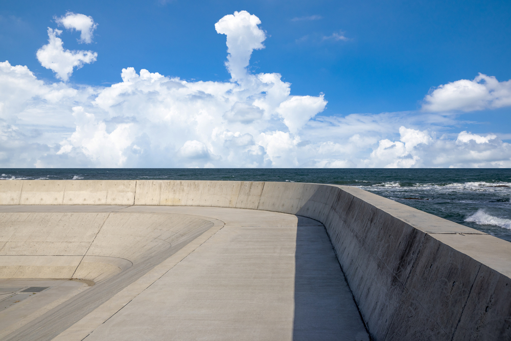 Hydrostatic pressure from tides and groundwater is a leading cause of leakage in bulkheads and seawalls. Integrated drainage systems help relieve this pressure and protect waterproofing layers from long-term failure.