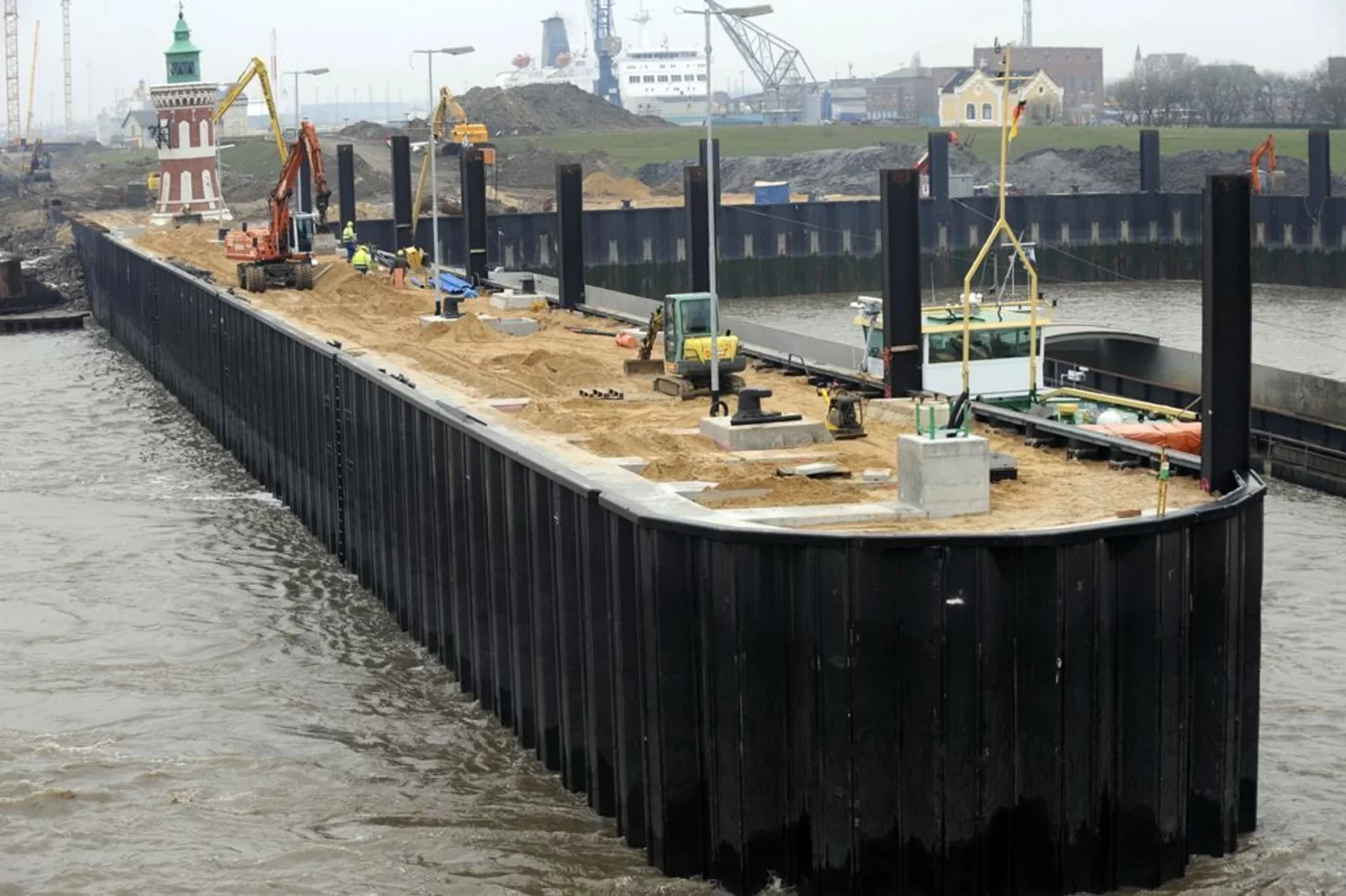 High-efficiency sheet pile designs use optimized geometry to increase bending resistance without increasing steel weight. This approach allows engineers to meet structural requirements while reducing overall material consumption. Photo Credit: Sheet-Pile LLC