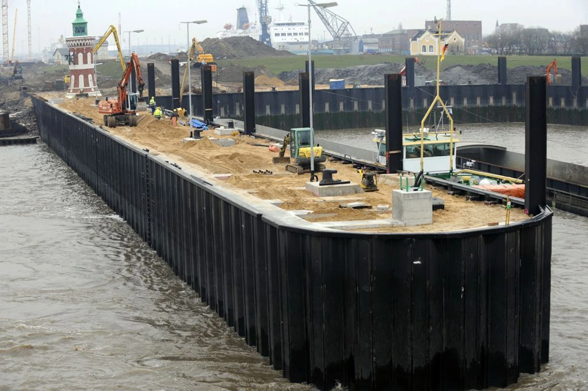 High-efficiency sheet pile designs use optimized geometry to increase bending resistance without increasing steel weight. This approach allows engineers to meet structural requirements while reducing overall material consumption. Photo Credit: Sheet-Pile LLC