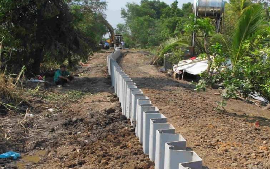 Vinyl sheet piling has been used in coastal, riverine, and canal applications for decades with documented long-term performance. Properly designed vinyl seawalls can maintain alignment and structural capacity under tidal and hydrostatic loading. Photo Credit: Tidewall