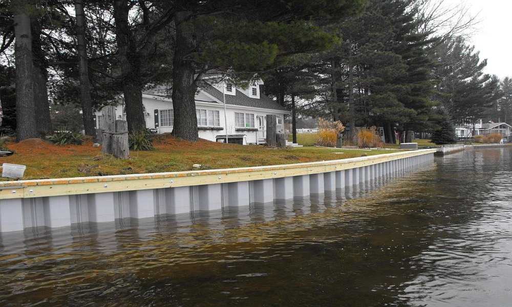 Vinyl seawalls are resistant to rot, corrosion, and marine borers, which makes them well suited for saltwater and brackish environments. This resistance helps extend service life compared to wood or unprotected steel systems. Photo Credit: Tidewall