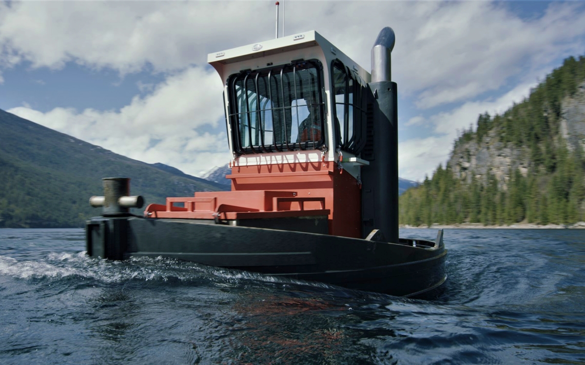 Using shallow draft vessels can reduce the need for dredging and temporary access improvements. This lowers project costs and minimizes disruption to sensitive freshwater environments. Photo Credit: Drop Marine