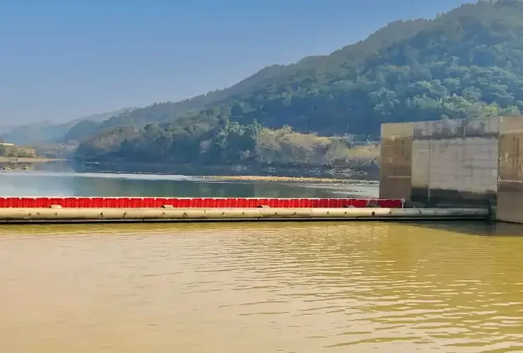 Temporary flood mitigation is critical in waterfront piling projects because tidal cycles, river level changes, and storm events can disrupt foundation installation without warning. Flexible and rapidly deployable systems help contractors maintain dry working conditions during short construction windows. Photo Credit: Garrison Systems, LLC