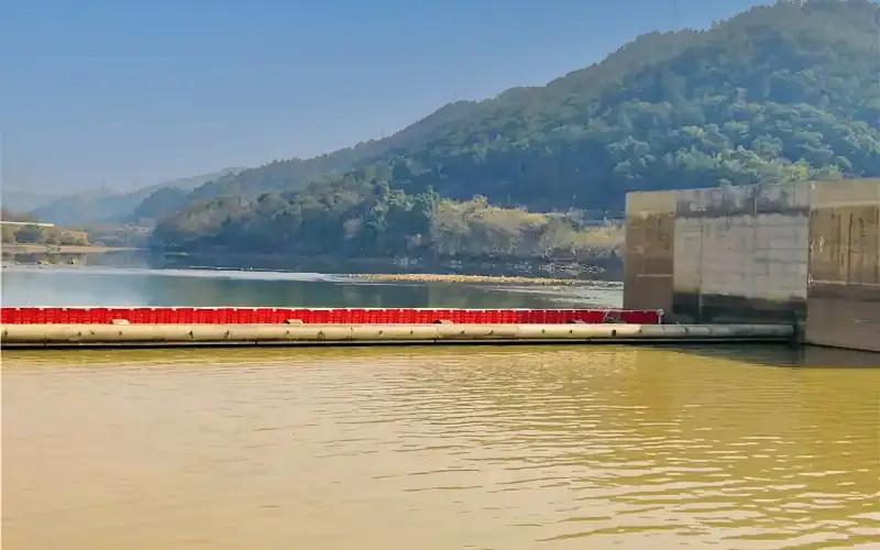 Temporary flood mitigation is critical in waterfront piling projects because tidal cycles, river level changes, and storm events can disrupt foundation installation without warning. Flexible and rapidly deployable systems help contractors maintain dry working conditions during short construction windows. Photo Credit: Garrison Systems, LLC