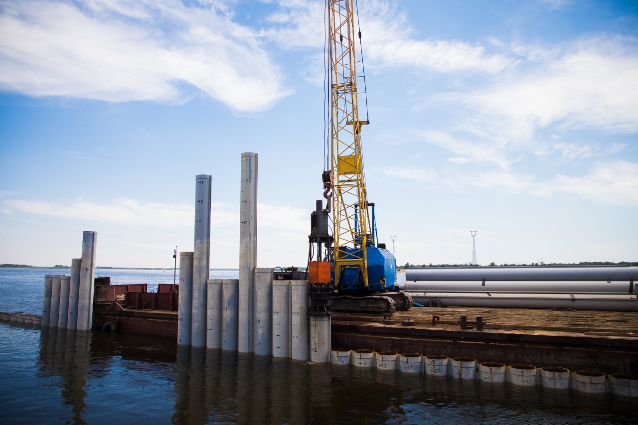 piling-machine-working-on-the-river-bank-hammers-p-2026-03-26-08-40-10-utc